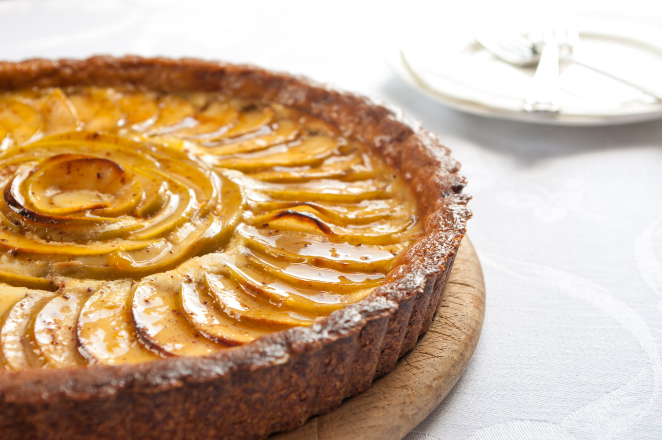 This apple cheesecake tart recipe has a sugared-almond crust topped with a ...