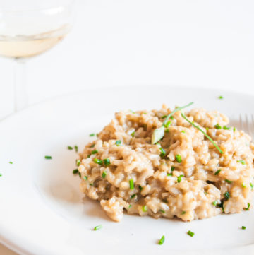 Brown Rice Risotto with Blue Cheese – A healthy, whole grain, no-stir risotto made with brown arborio rice, tangy blue cheese and fresh herbs. An easy, nutritious risotto recipe, great for an elegant vegetarian dinner or entree. By @deliciouscratch | deliciousfromscratch.com