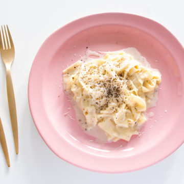 Cacio e Pepe (Pasta with Pecorino and Black Pepper) – A simple pasta sauce recipe, a speciality dish of Rome, Italy. Made with salty pecorino cheese and freshly ground black peppercorns, traditionally served with fresh tonnarelli pasta. An creamy, indulgent vegetarian dinner or entree. By @deliciouscratch | deliciousfromscratch.com