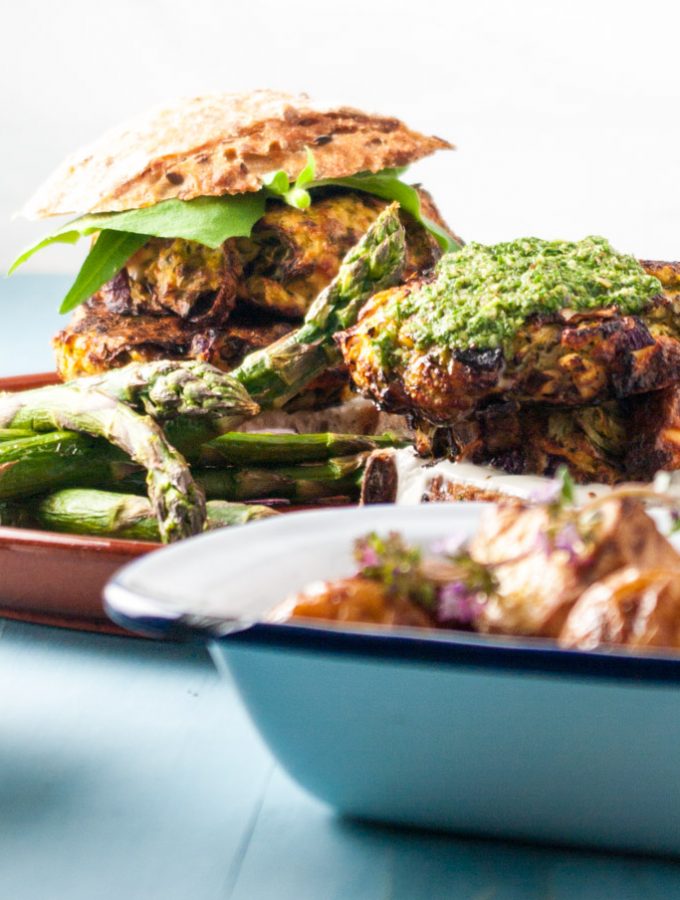 Courgette Burgers with Feta and Herbs – A recipe for grated courgette patties flavoured with feta cheese, lemon and fresh herbs. Baked, not fried, so extra light and healthy. Sandwich in a veggie burger or serve the cooled patties as part of a Greek meze. By @deliciouscratch | deliciousfromscratch.com