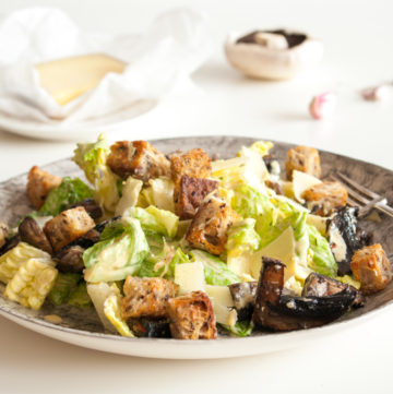 Gruyère Caesar Salad with Mushrooms – Creamy homemade Caesar dressing with roasted garlic, Gruyère sourdough croutons and marinated mushrooms, all tossed with crunchy romaine lettuce. A hearty autumn salad. By @deliciouscratch | deliciousfromscratch.com