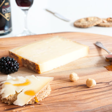 Gruyère Cheeseboard with Honey and Port – Aged Gruyère cheese with buckwheat oatcakes, blackberries, honey and Port. A great party sharing platter, excellent for a Christmas cheeseboard. By @deliciouscratch | deliciousfromscratch.com