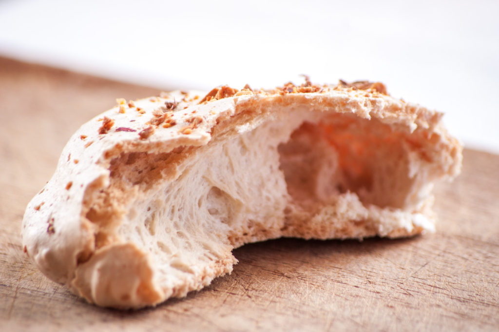 Hazelnut meringues with berries • Delicious from scratch