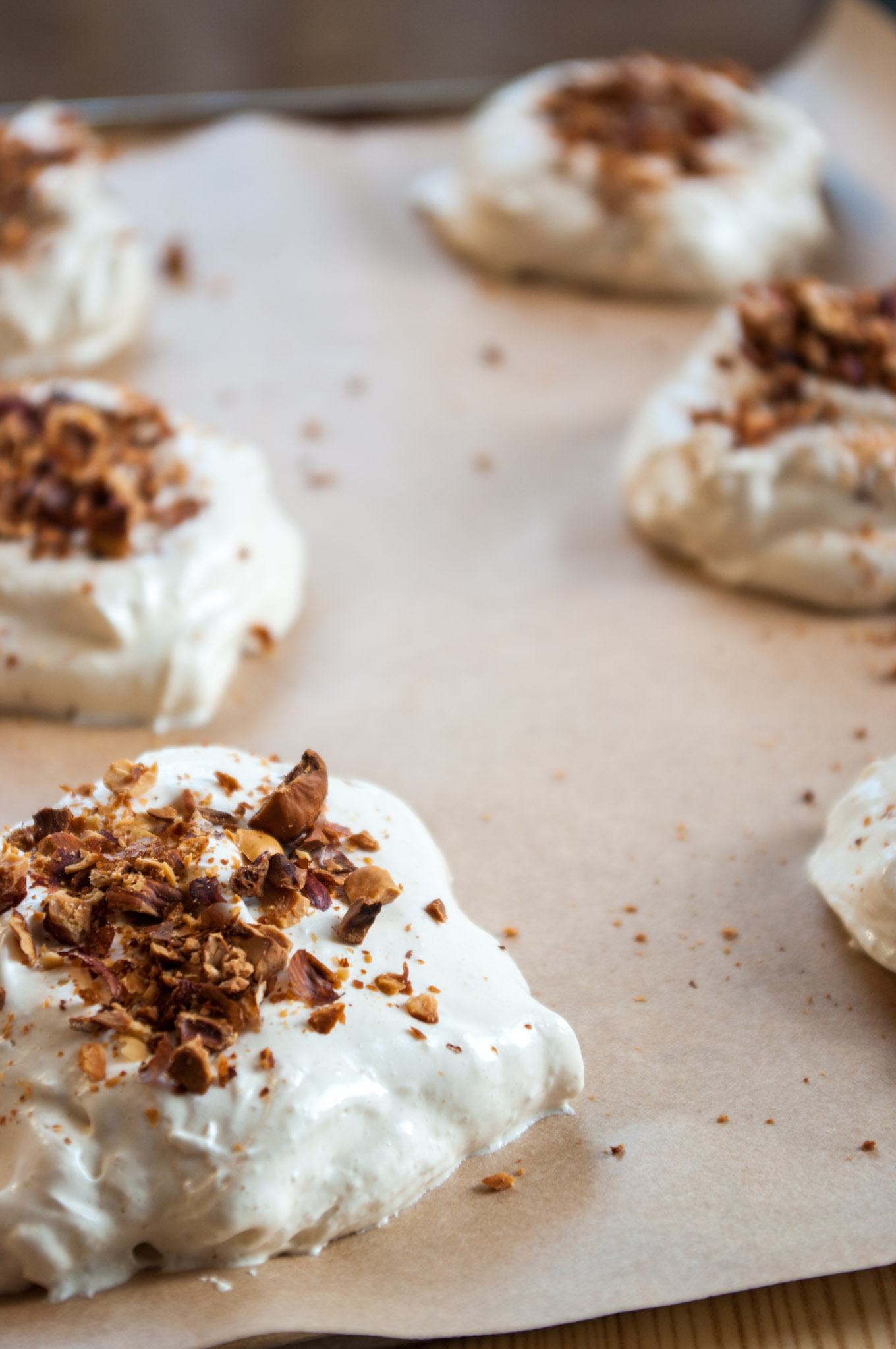 Hazelnut meringues with berries • Delicious from scratch