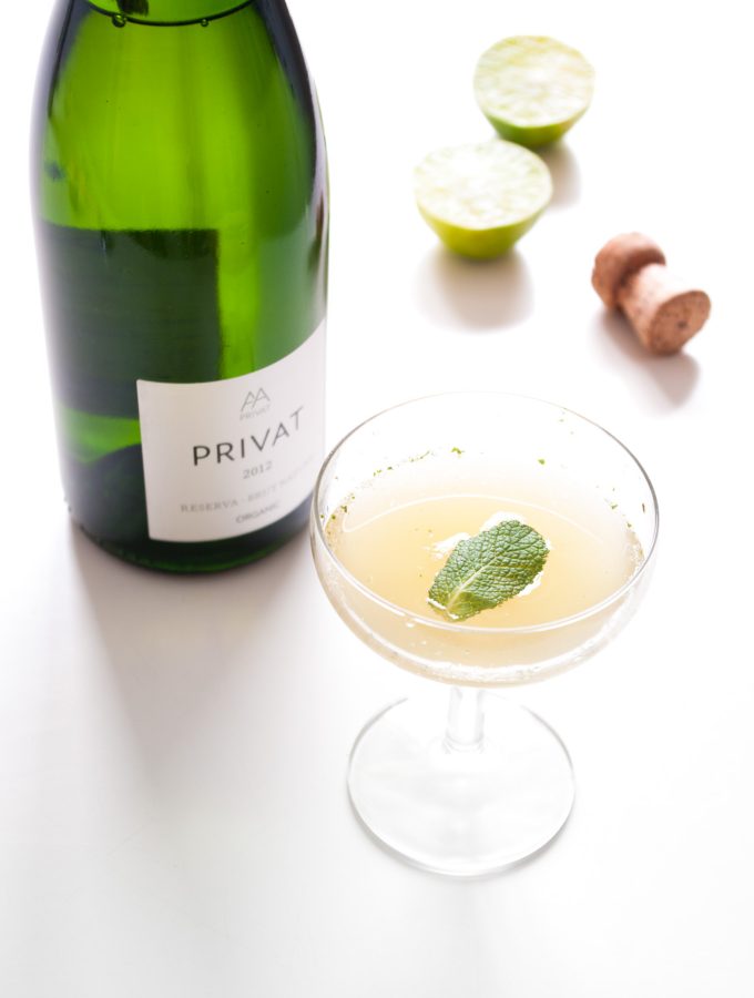 Mojito Royale Cocktail – This deconstructed mojito, made with rum, raw sugar and fresh mint, is shaken until chilled with plenty of ice and topped up with sparkling white wine. Moreish, sweet/tart summer cocktail. By @deliciouscratch | deliciousfromscratch.com