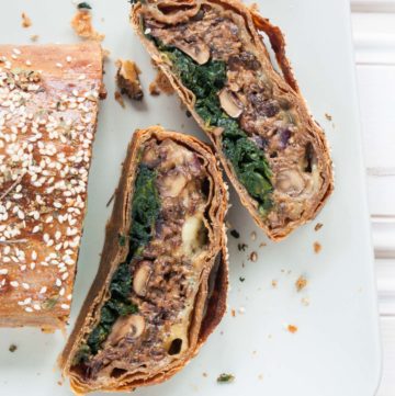 Mushroom Wellington with Spinach – This spectacular mushroom Wellington recipe is a fabulous vegetarian main course (easily made vegan) – great for Christmas or roast dinners, when you want the meatless option to really outshine the competition. Garlic mushroom filling, seasoned spinach and melted blue cheese (optional), wrapped in thin, flaky layers of spelt pastry. By @deliciouscratch | deliciousfromscratch.com