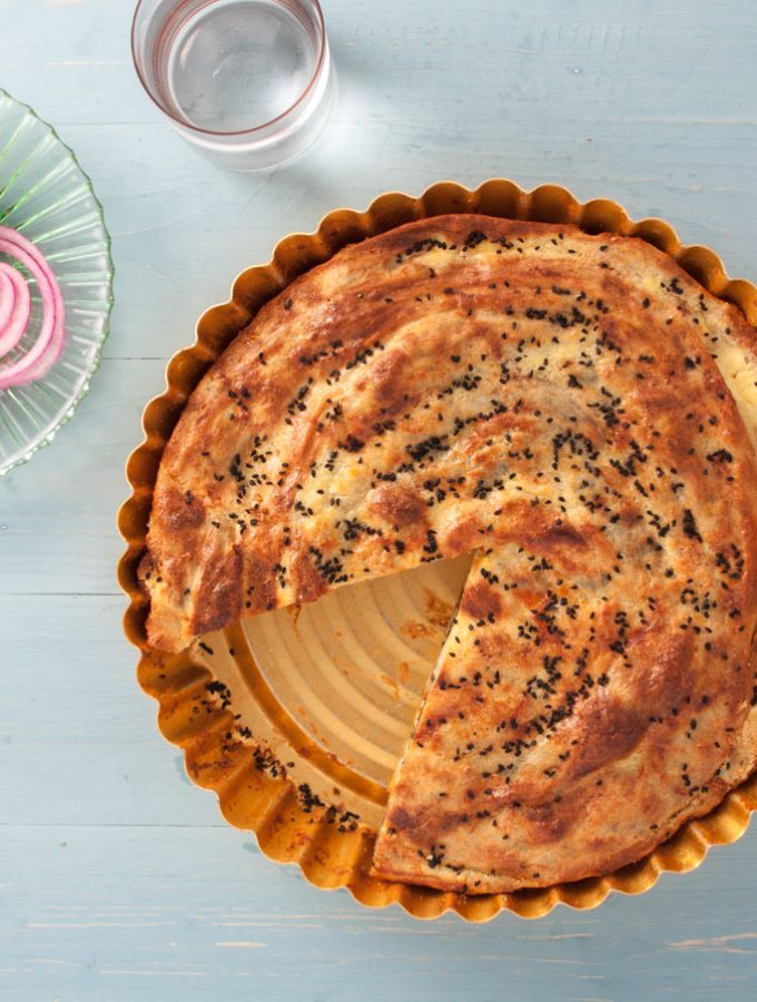 Spinach and Feta Pie – This incredibly delicious vegetable pie is stuffed with a custardy spinach and feta cheese mixture, wrapped in homemade filo dough. A fabulous vegetarian börek recipe, that makes great summer picnic food. By @deliciouscratch | deliciousfromscratch.com
