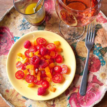 Tomato Salad with Raspberry – This fruity summer salad recipe has fresh tomatoes, peppers and raspberries in a tangy rosé wine dressing. A colourful, healthy side salad for a summer lunch. By @deliciouscratch | deliciousfromscratch.com