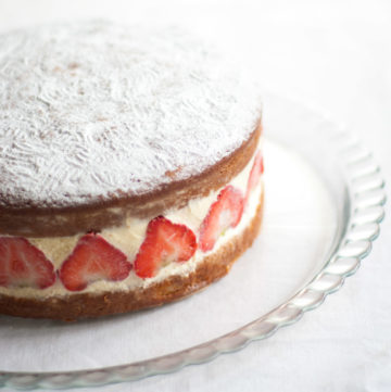 Victoria Sandwich Cake with Strawberries – A classic English cake recipe, here with whipped cream, fresh strawberries and camomile. A gorgeous summer dessert recipe. By @deliciouscratch | deliciousfromscratch.com
