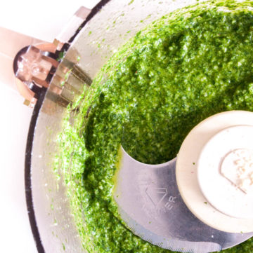 Wild Garlic Pesto – A homemade pesto recipe made with lemon and wild garlic, which grows in parks and woods all around us in spring. An easy recipe using wild greens. Great as a dressing for roasted vegetables, stirred through risotto and polenta or as a  vegetarian pasta sauce. By @deliciouscratch | deliciousfromscratch.com
