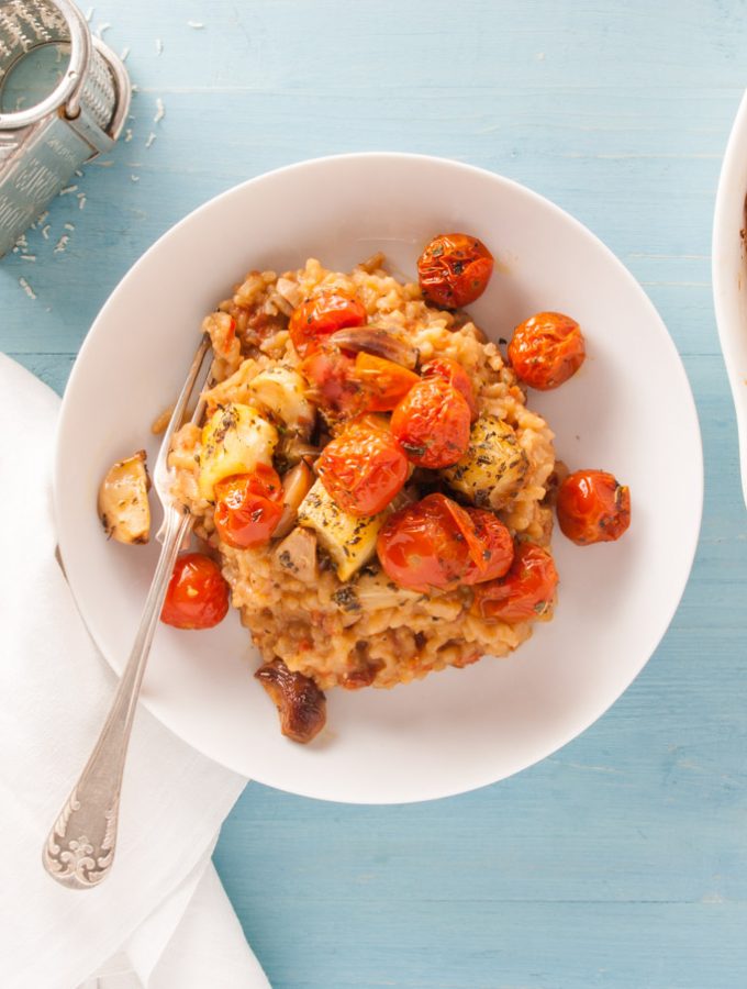 Tomato Risotto with Halloumi – A scrumptious vegetarian risotto recipe flavoured with with sun-dried tomato paste, topped with toasted halloumi. Delicious vegetarian main course. By @deliciouscratch | deliciousfromscratch.com